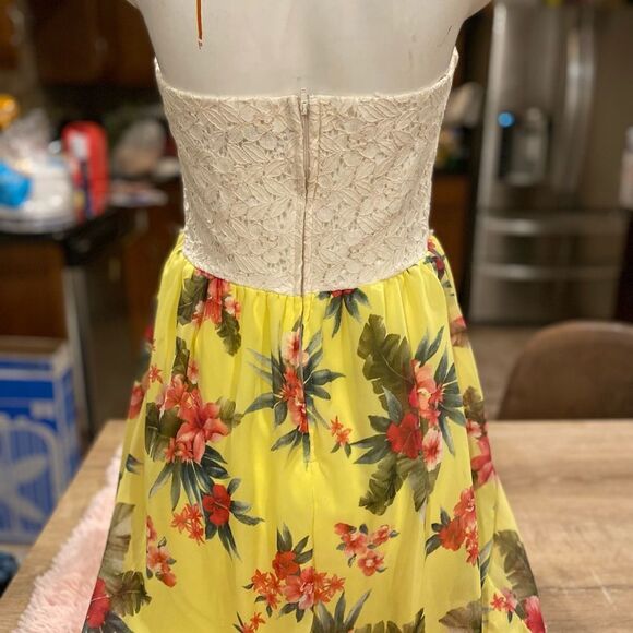 Woman’s floral dress - Picture 3 of 5